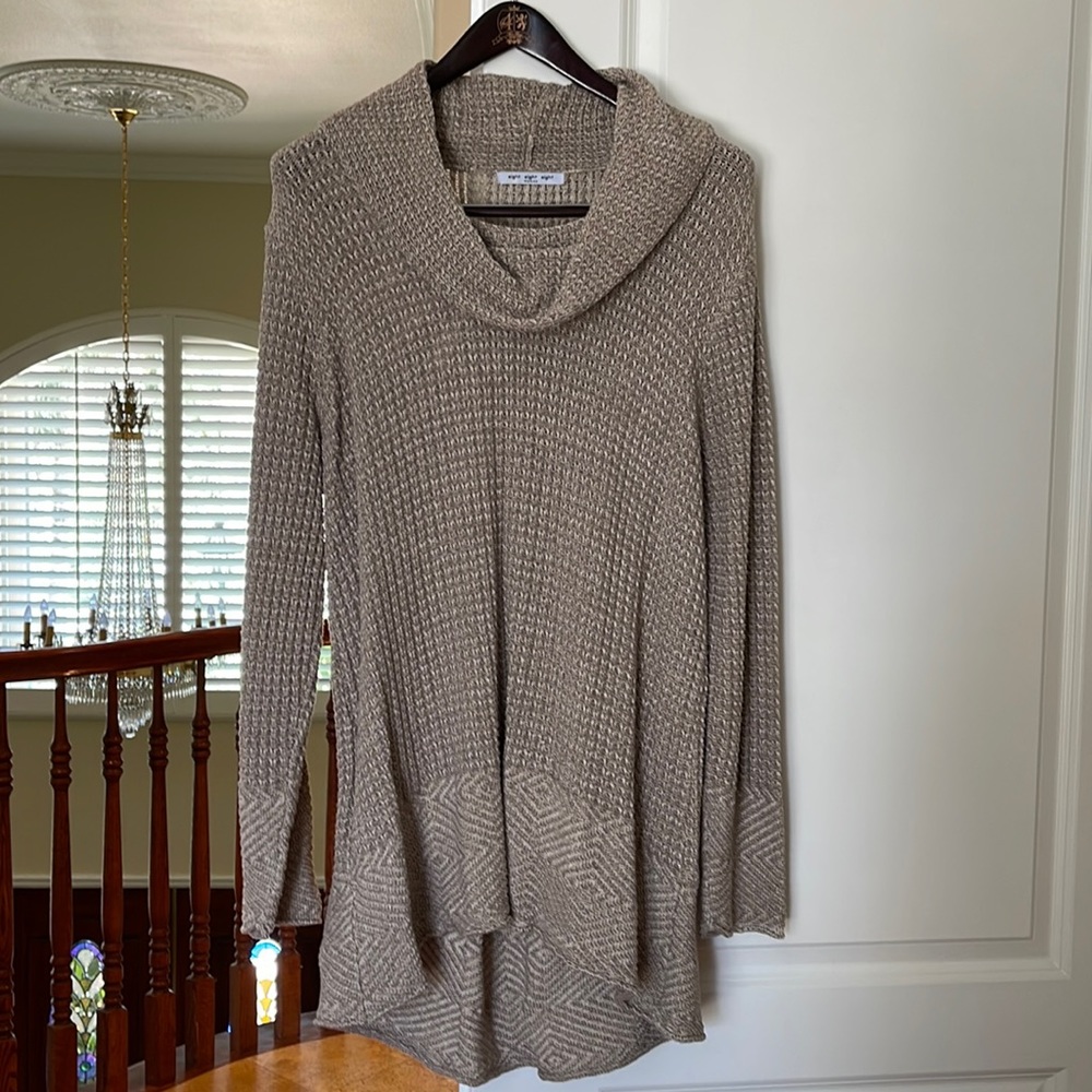 Great looking casual cowl neck tunic sweater for everyday wear. EUC